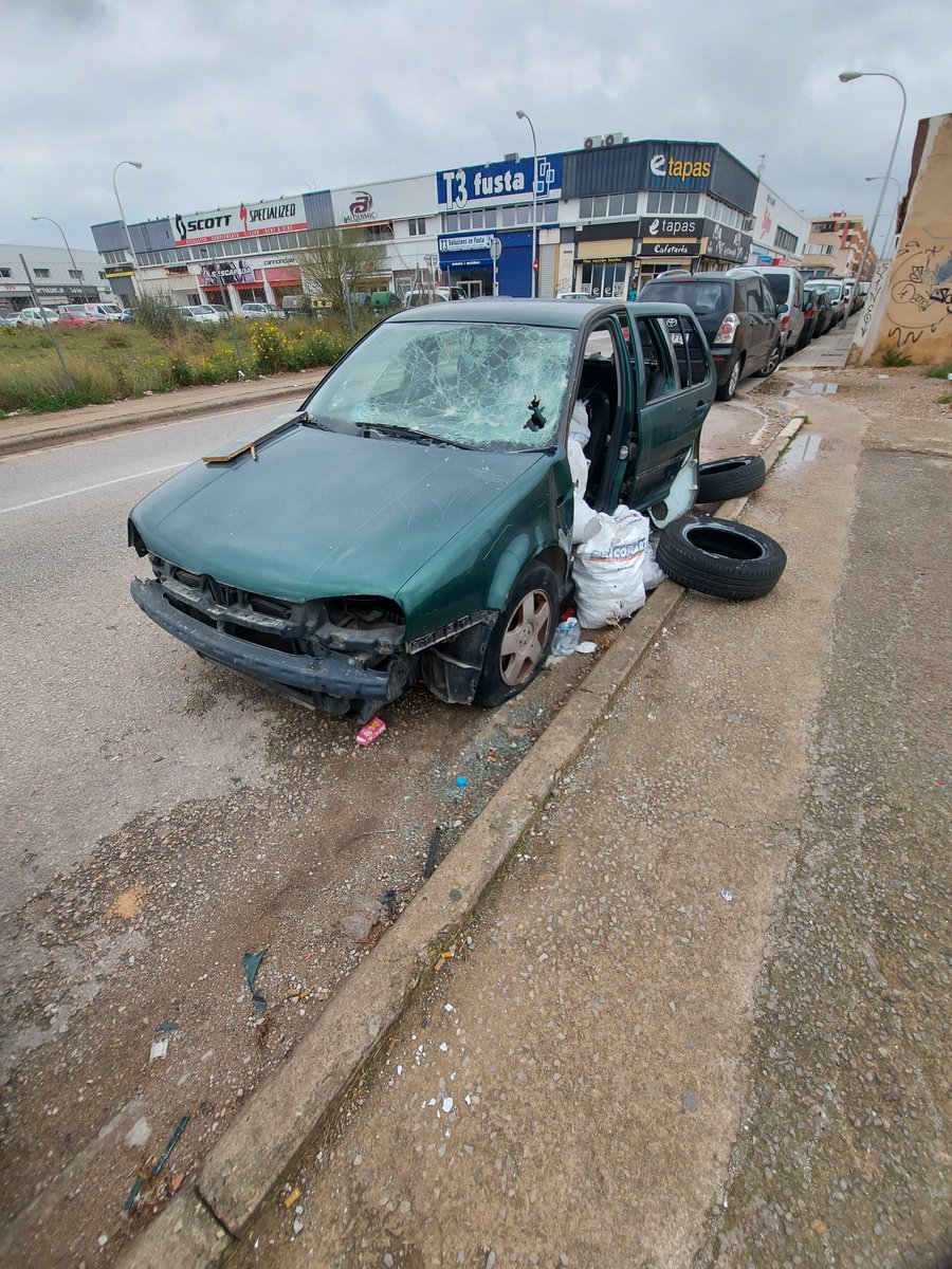 DavidDiezH's tweet photo. 👉 El #pacte de @hila
❌ Ni han solucionado el depósito de #SonToells
❌ Ni está funcionando el depósito temporal de #SonOms o como dicen ahora parking rotatorio.
❌ Miles de 🚘 siguen abandonados en las calles de #Palma siendo un problema de seguridad y medioambiental. https://t.co/IDzss2lMZa
