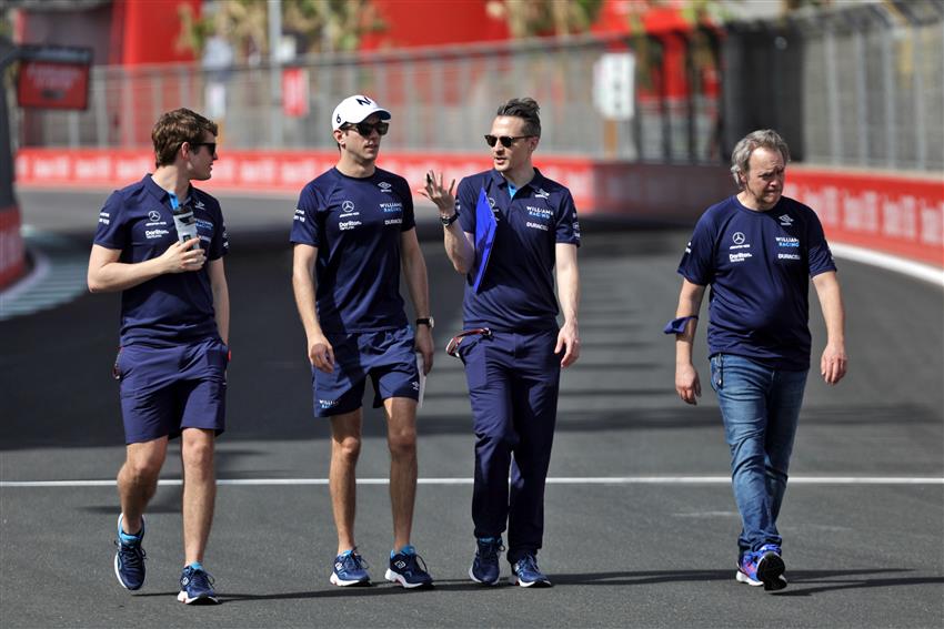 📸 | Nicky e a equipe fazendo a track walk hoje no circuito de Jeddah! 🇸🇦

#SaudiArabianGP #NL6 #F1 
(Via James Moy)