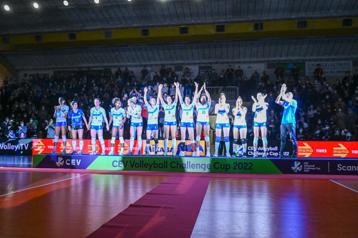 lisou_jp's tweet photo. Vice championne Challenge cup 2022!! 🥈On se trouve toujours au parfait endroit,au bon moment, avec les bonnes personnes pour une raison. Le parcours a été incroyable et remplis d’émotions inoubliables!! Merci mis chicas, merci le @clubvoleibolharis💙 https://t.co/xPVzKmSon7