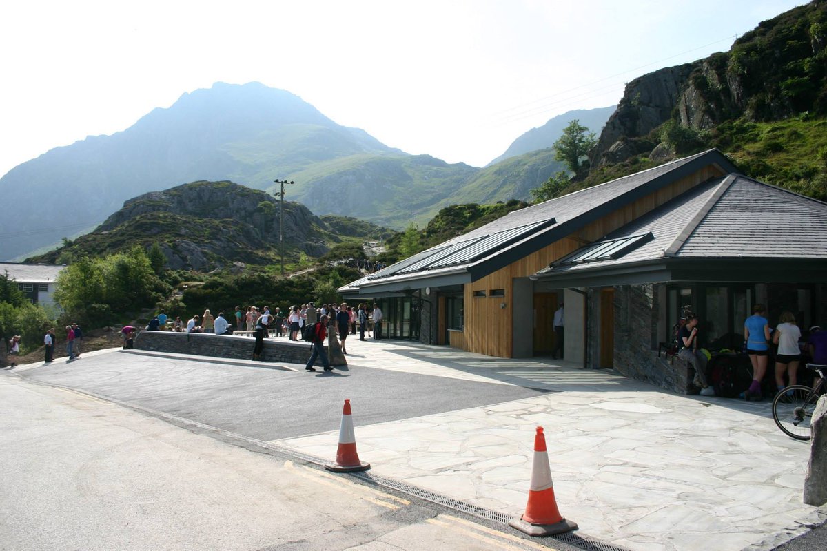 9 mlynedd yn ôl i heddiw - adeiladu Canolfan Ogwen yn yr eira ar gyfer Awdurdod Parc Cenedlaethol Eryri, ac ar ôl ei gwblhau!

9 years ago today - building the Ogwen Centre in the snow for Snowdonia National Park Authority, and after completion!
