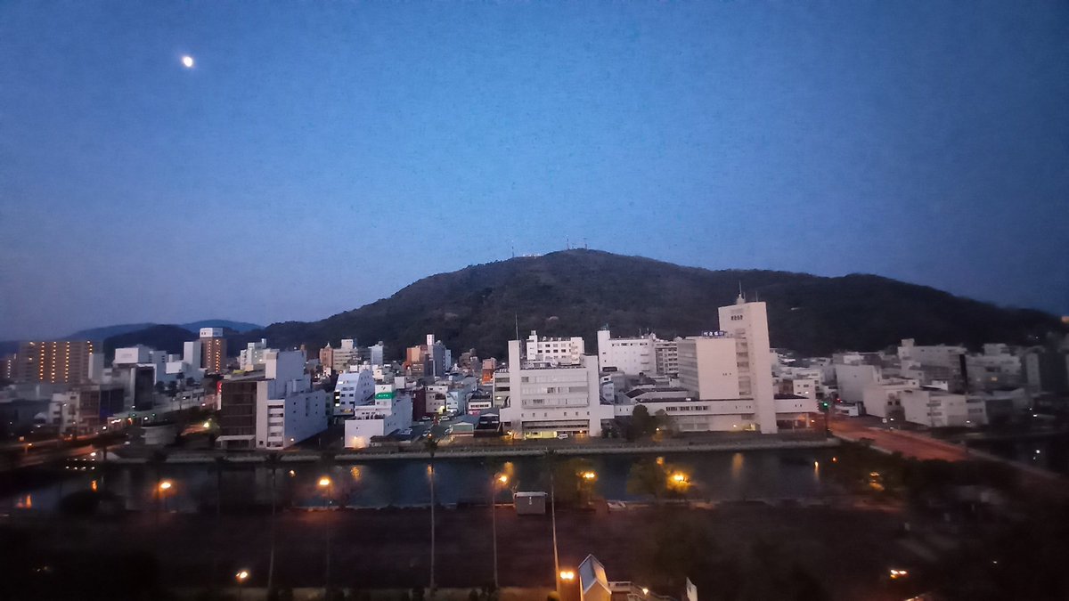 kobash708's tweet photo. 徳島出張ラン10km。眉山。たまたま通りかかったJR牟岐線。徳島では『中華そば』又は『支那そば』と呼びます。
#garmin
#beatyesterday
#running
#Tokushimacity
#眉山
#JR牟岐線
#ディーゼル
#中華そばいのたに本店 https://t.co/UOnuerRSFv