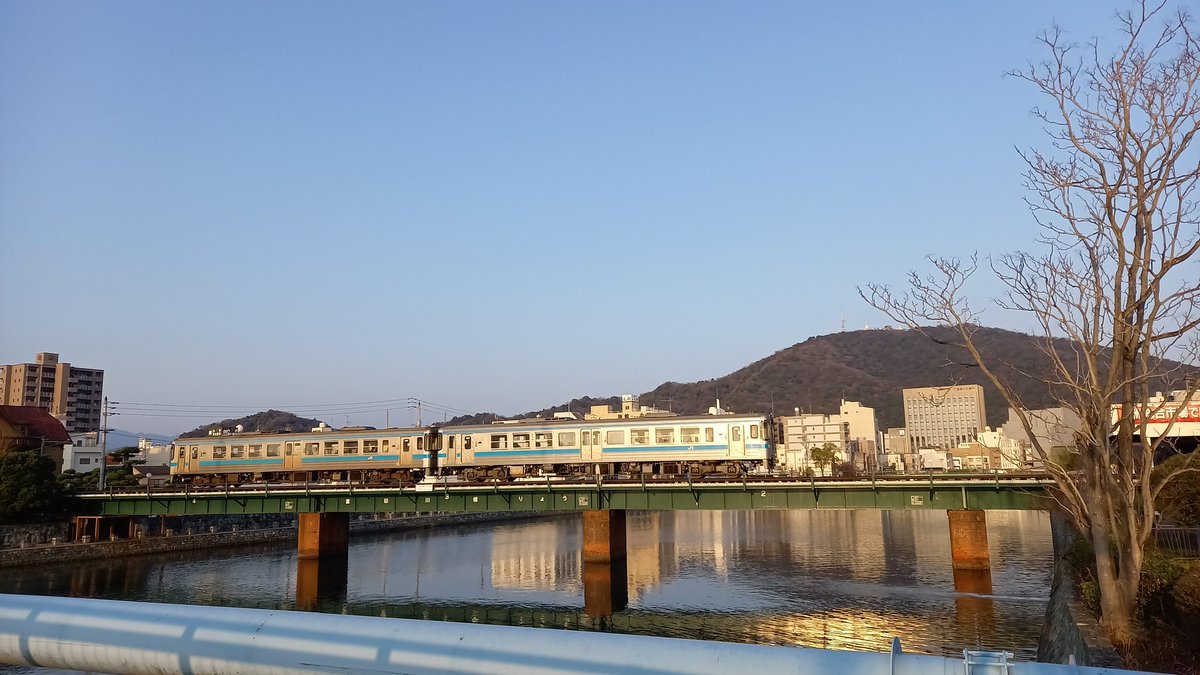 kobash708's tweet photo. 徳島出張ラン10km。眉山。たまたま通りかかったJR牟岐線。徳島では『中華そば』又は『支那そば』と呼びます。
#garmin
#beatyesterday
#running
#Tokushimacity
#眉山
#JR牟岐線
#ディーゼル
#中華そばいのたに本店 https://t.co/UOnuerRSFv