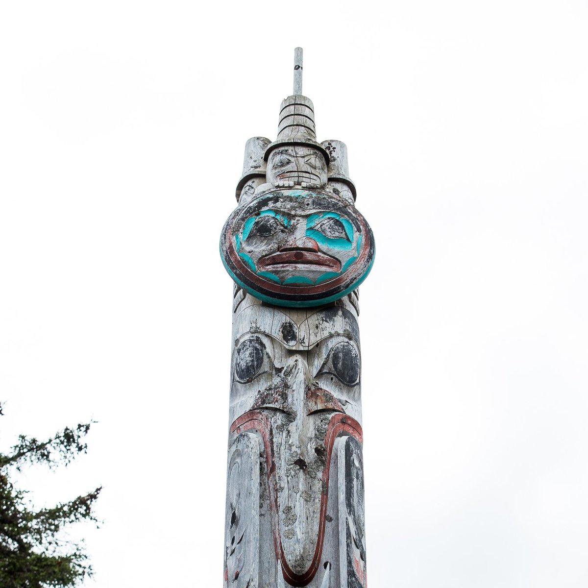 Haida_House's tweet photo. Carved poles on #HaidaGwaii are often called #totempoles but they are not "totems". They actually represent #Haida family #history, lineage & rights.
📷 K'uuna (2001) @kayllnagaay, lead carver 7idansuu
#authenticindigenous #indigenousbc #explorebc #arthistory #neverstoplearning https://t.co/POPtnBSboF