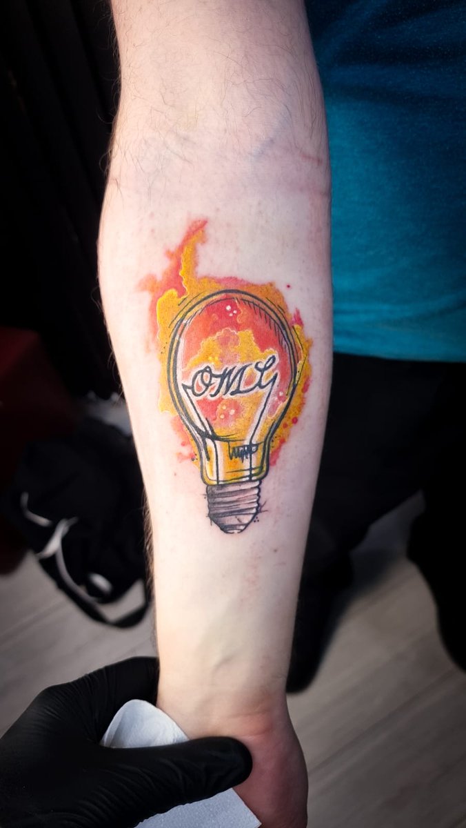 Randymash's tweet image. Surprise!
My OML (One More Light) tattoo is done! I've been working behind the scenes to get this tattoo in support of @OMLEvent which raises money and awareness for suicide prevention in honour of Chester Bennington ♥️
Hope you all enjoy! 
Thanks to @junkimunki 🔥
#OneMoreLight