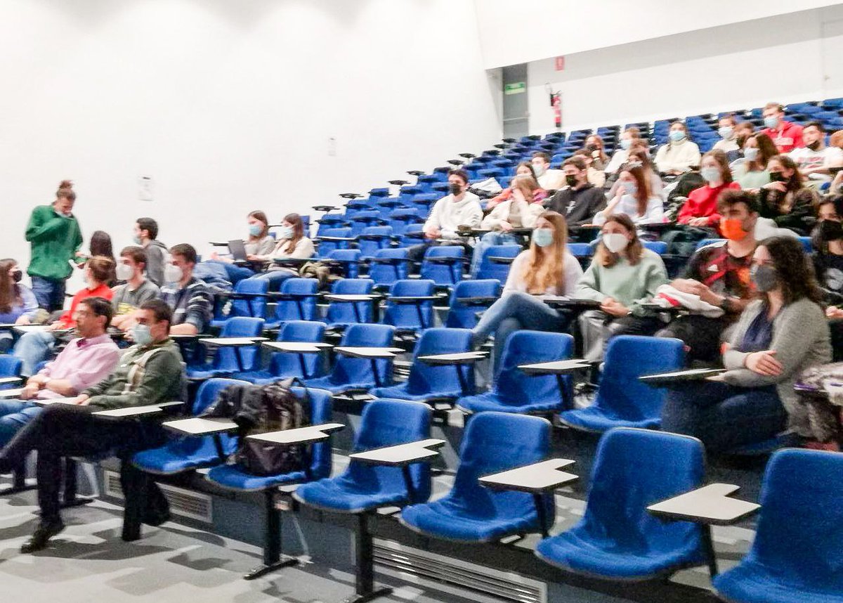 🗣️ La setmana passada vam participar de les Jornades "Explotació laboral al sector agroalimentari: una assignatura pendent" amb l'<a href="/AEAgronoms/">Assemblea d'Estudiants d'Agrònoms</a> i la <a href="/CGTLleida/">CGT Lleida</a>.

🍐 Vam exposar la situació de les persones treballadores temporeres en l'àmbit frutícola.

#FruitaAmbJustíciaSocial