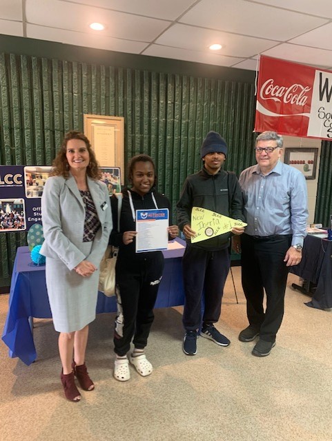 SlccNew's tweet photo. Students and Faculty at SLCC New Iberia Campus celebrate 🎆🎆#CommunityCollegeWeek #SLCCpride
We're also excited to offer a new scholarship opportunity for our students #MJFosterPromise program https://t.co/gTq4gg2hJ8