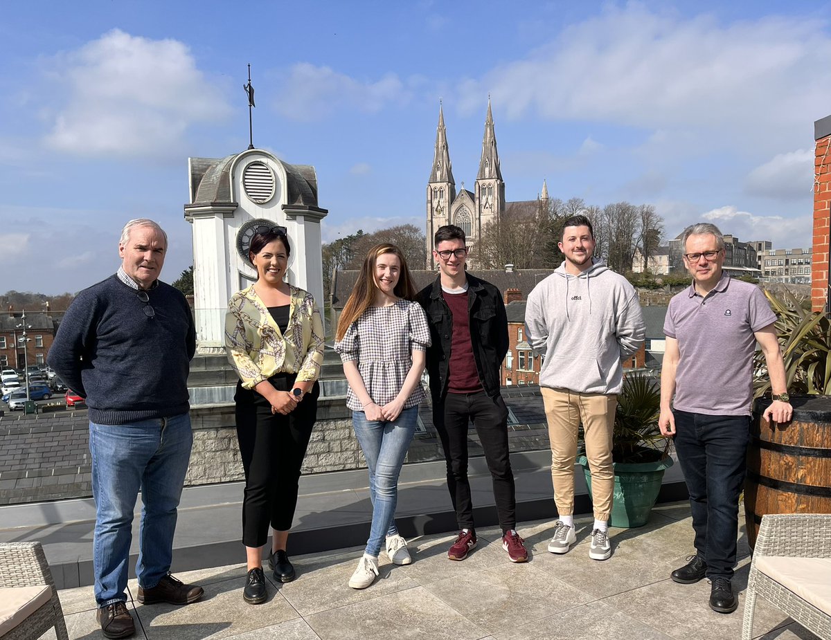 AMhacha's tweet photo. Cuairteoirí ó @EolasCiste2010 linn in Ard Mhacha inniu agus turas a’ tí tugtha dóibh ag @rothramach ó @GaelLinn &amp; @KCorvan @GearoidOMachail ó  @Cairdeteo &amp; @AMhacha https://t.co/KU4LdTyFkH