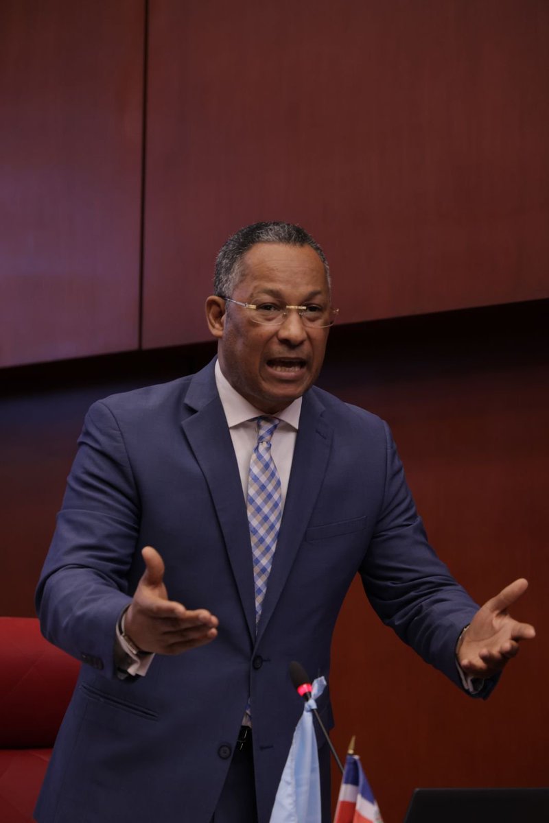 📹Con los turnos de <a href="/leninvaldezl/">Lenin Valdez</a>, <a href="/FranklinRod77/">Franklin Rodríguez</a> y <a href="/SenadorDionisSn/">Dionis Sánchez</a>  inician las ponencias de la sesión 1️⃣0️⃣4️⃣.