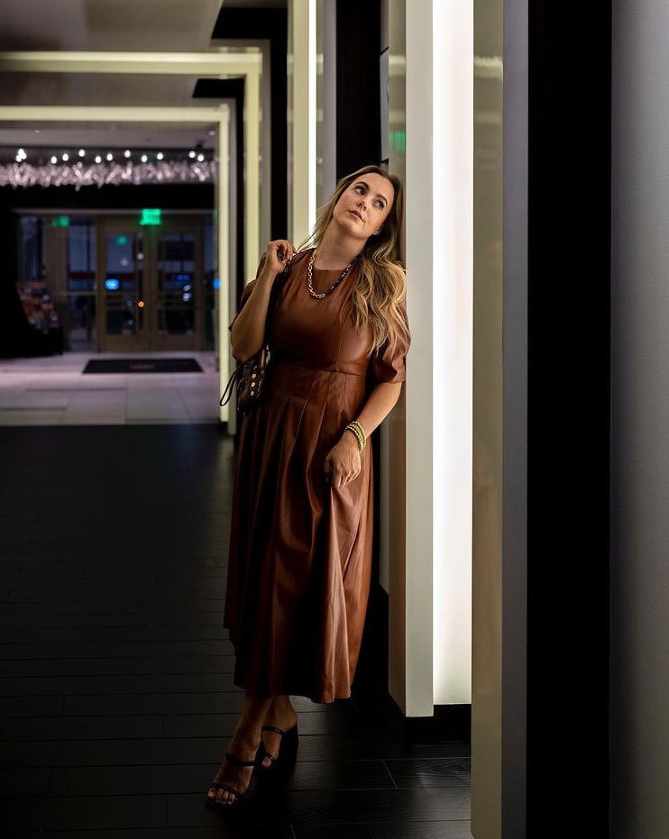 Guests love to pose in our sleek and contemporary lobby with our art gallery curated by The Center For Emerging Visual Artists @philacfeva (local Philly artists). Did you know all art pieces are available for sale?!
📸: @harmony_joy