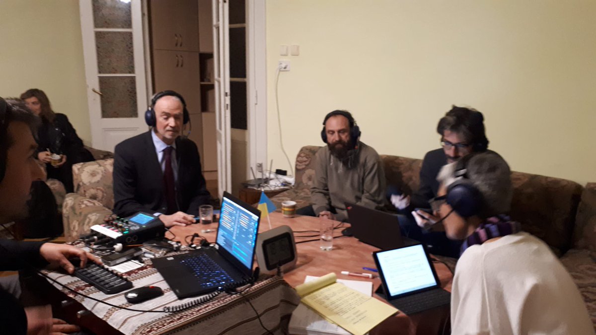 Un studio de fortune, la prouesse des techniciens <a href="/radiofrance/">Radio France</a> et on y est, dans le vif de la vie des ukrainiens‼️
Le 18/20 <a href="/franceinter/">France Inter</a> est en direct de Lviv  <a href="/FabSintes/">Fabienne Sintes</a> <a href="/FranckMathevon/">Franck Mathevon</a> 
Tendez l’oreille et vous partagerez un peu de la vie, des émotions, du courage de l’Ukraine.