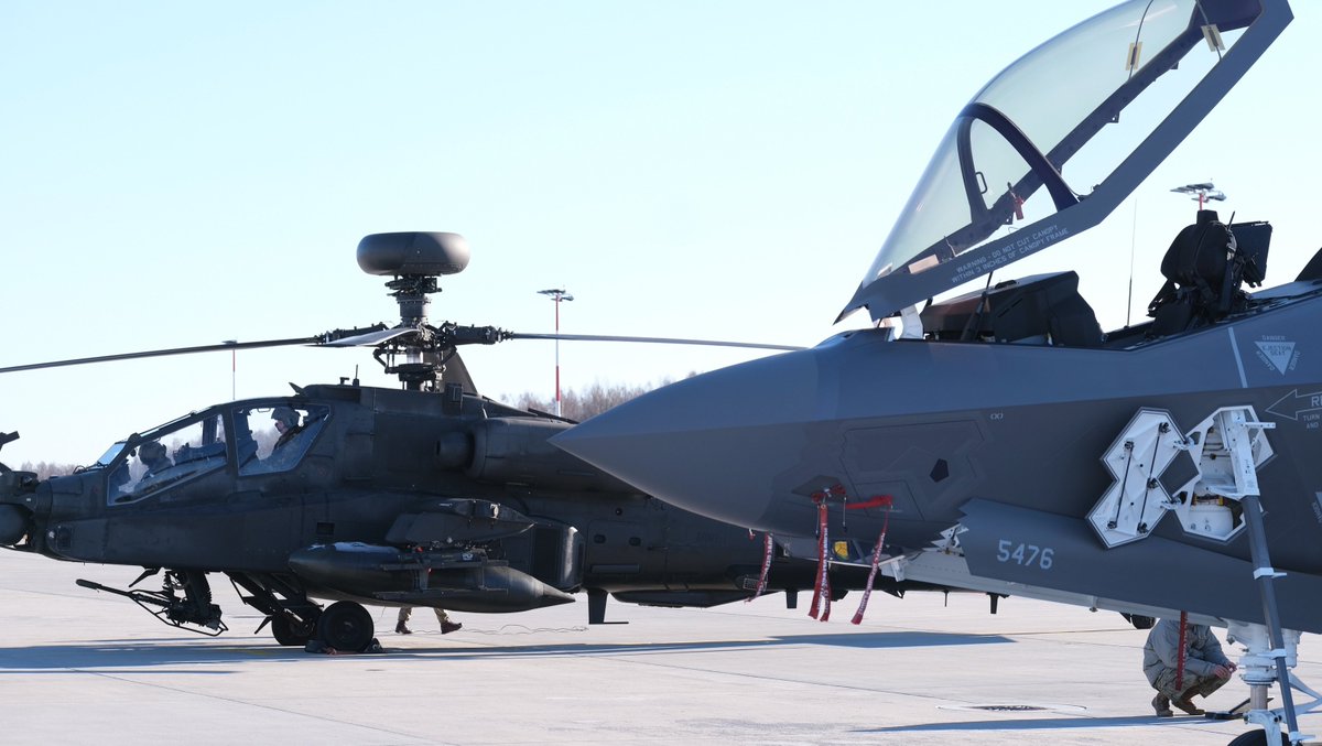 🇬🇧&🇺🇸 neighbours meet on Ex SABRE STRIKE

At their home base in the UK #F35 & @BritishArmy #Apache #AH64 live only 40 miles apart. Here working side by side in 🇱🇹 to enhance our relationship & interoperability

#WeAreNATO
#AcrossAllBoundaries
#IAmCombatAviation
#JEFtogether