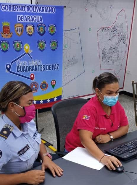 SENIAT_Oficial's tweet photo. Funcionarios policiales en #Aragua cumplen con la declaración del #ISLR, durante operativo realizado por servidores públicos de @SENIAT_Maracay, en la sede de la policía estadal.
#DeclaraYPagaElISLR
#RenacerEnSocialismo https://t.co/meXQ7ksAt0