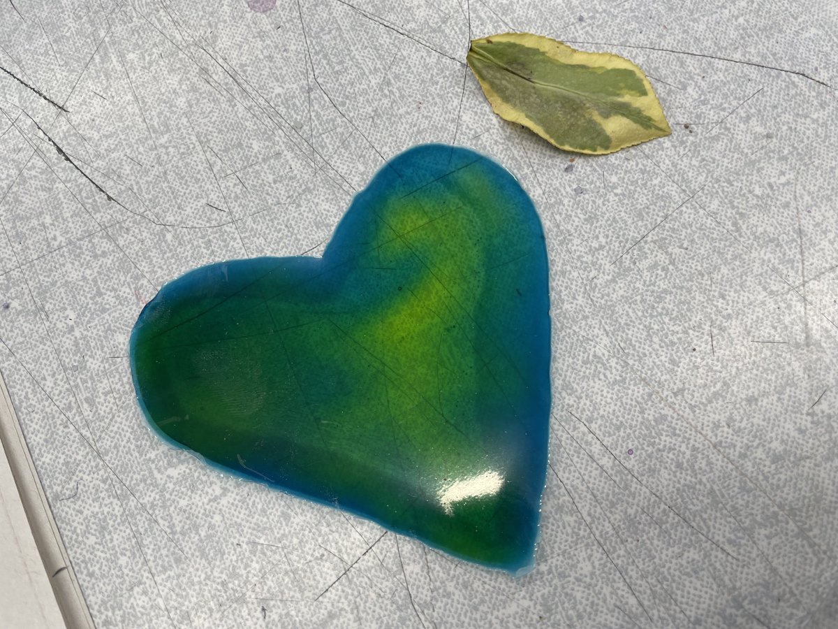AlbermarleArt's tweet photo. Unpeeling these are pure joy says Raeesah! #gcsetextiles #alternativetextiles #latex 💚✨ https://t.co/itMEGOKu6L