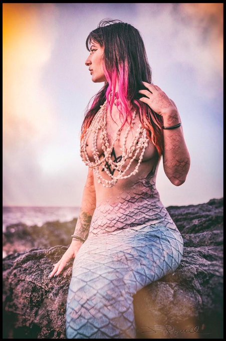 The elusive kauai mermaid!  Photo captured by @jarodofearth on Instagram https://t.co/HZDykmI903