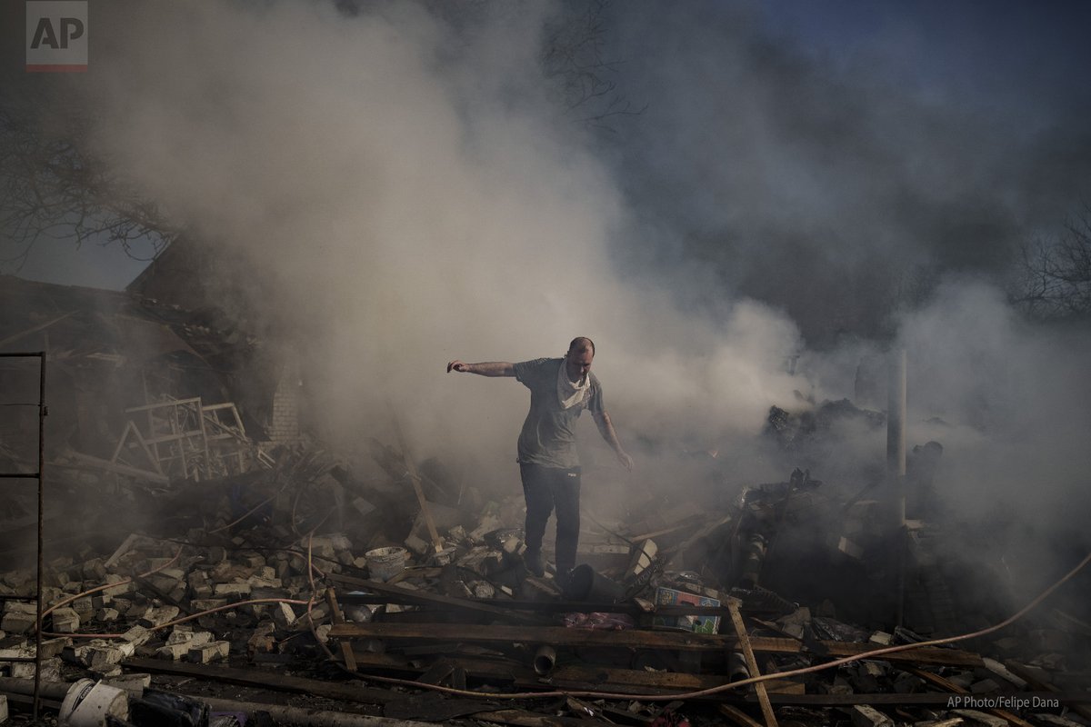 felipedana's tweet photo. Kharkiv today - A neighbour walks on the debris of a burning house, destroyed after a Russian attack in Kharkiv, Ukraine, Thursday, March 24, 2022. (AP Photo/Felipe Dana) https://t.co/lZOHxldVB7