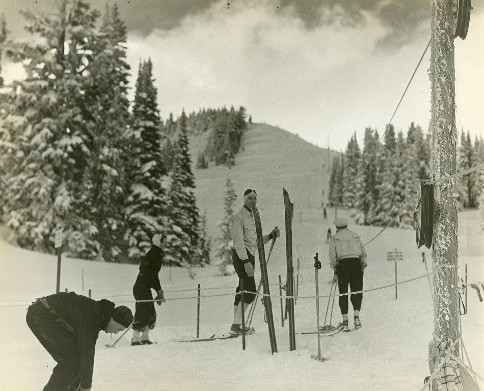 DiscoverRainier's tweet photo. A winter pastime of many people is skiing. Did you know that there used to be skiing in the Paradise area? The ski area has come to pass, but you can still see where the past remains.
#throwbackthursday #ParadiseInn #livinghistory #winter #skiing https://t.co/SMiABfpTR4
