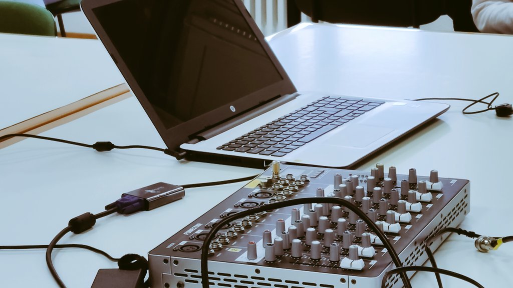 cpejea's tweet photo. Cuarta sesión del curso "Edición de audio para #apodcast y #radio escolar" con @LuisLorenteG. Aprendemos a manejar una mesa de mezclas y configurarla para grabar Podcast.
#compdigedu #FelizJueves
@dgafprofesorado @tonimartinez24 @gustarcef @diegoarroyom https://t.co/511cDyH0PH