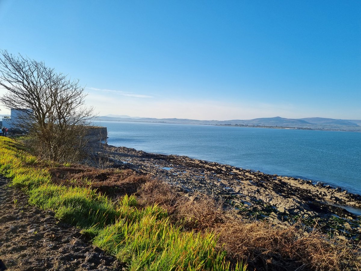 saolodheas's tweet photo. Tr��thnóna álainn gréine i nGaeltacht  na  nDéise. Ag súil go mór le clár an lae amáirigh agus sinn ag labhairt le cuid do mhuintir na háite. @TionolNioclais ag tosnú amáireach, &amp; @nemetontv @aodhmaccraith @ofaolainC @RhodaJenn &amp; eile. @RTERnaG https://t.co/pYre6ETpGB