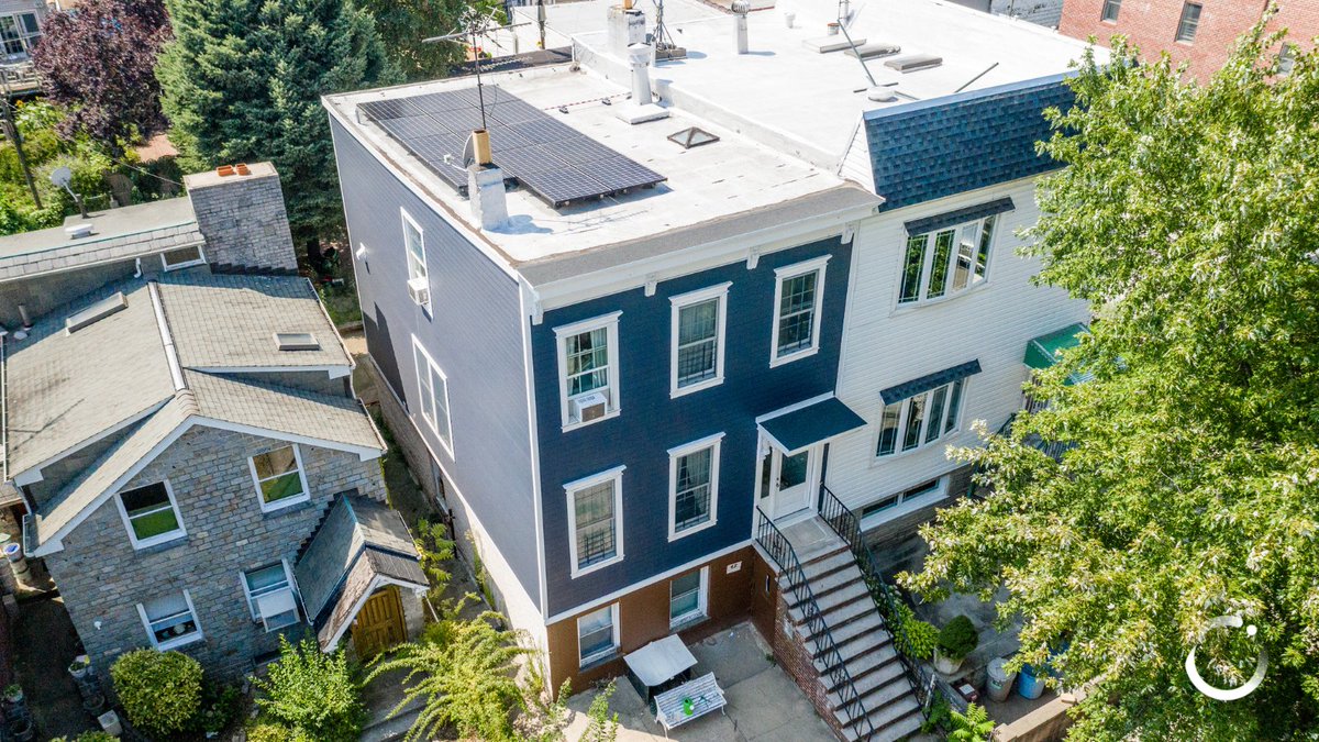 EmPowerSolar's tweet photo. #PowerMoveThursday ⚡
Location: Brooklyn, NY
System size: 5.04 kW / 14 Panels / 350 Watt Panels
Annual Electric Savings: $1,203!
Contrary to popular belief, solar panels *can* be installed on flat roofs, given the right conditions (e.g. no shade or obstruction). #NYC #GoSolar https://t.co/ZjQ2b8XxN0