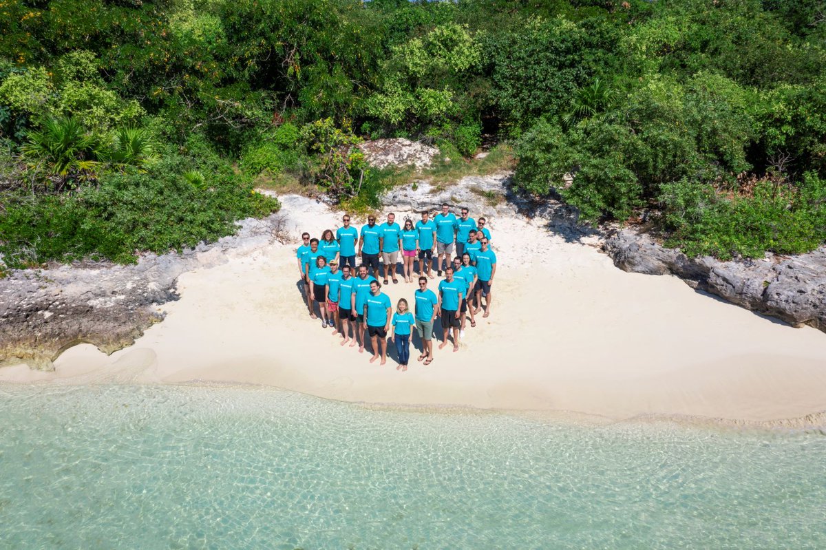 Do you see what we see? 

A sea of teal by a sea of blue. 😍😍

Our team has been fully remote since the company started and we wouldn't have it any other way. The best global talent + unique off-site gatherings?! Yes, please! 

And yes, we're #hiring ;) hubs.la/Q016gNGC0