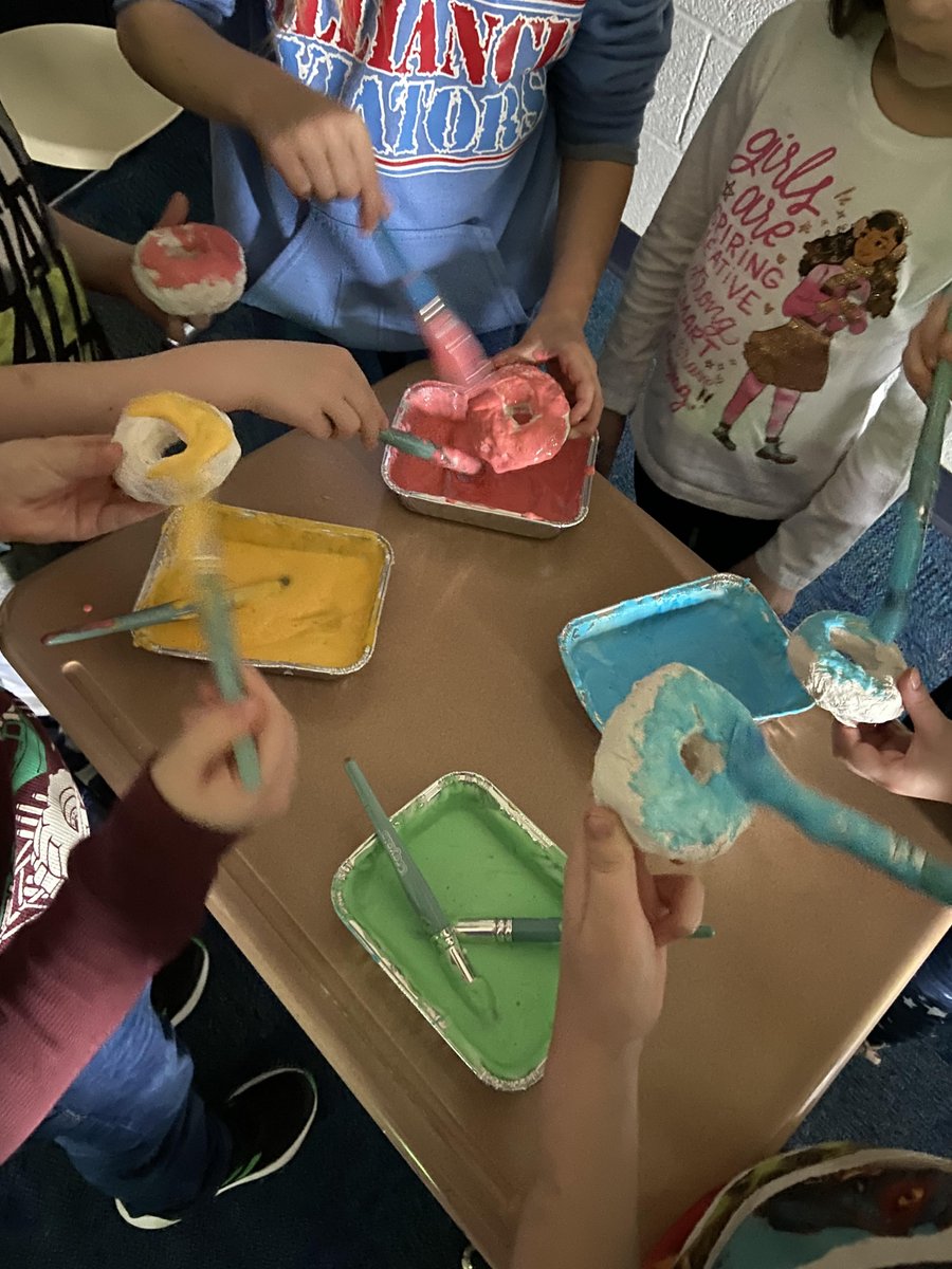 SabatineMadison's tweet photo. We are so sweet here at AELS!🍩This art class finished their big batch of donuts. #artstations #art #donutart #fakefoodart #firstgradeart https://t.co/drvG1k018P