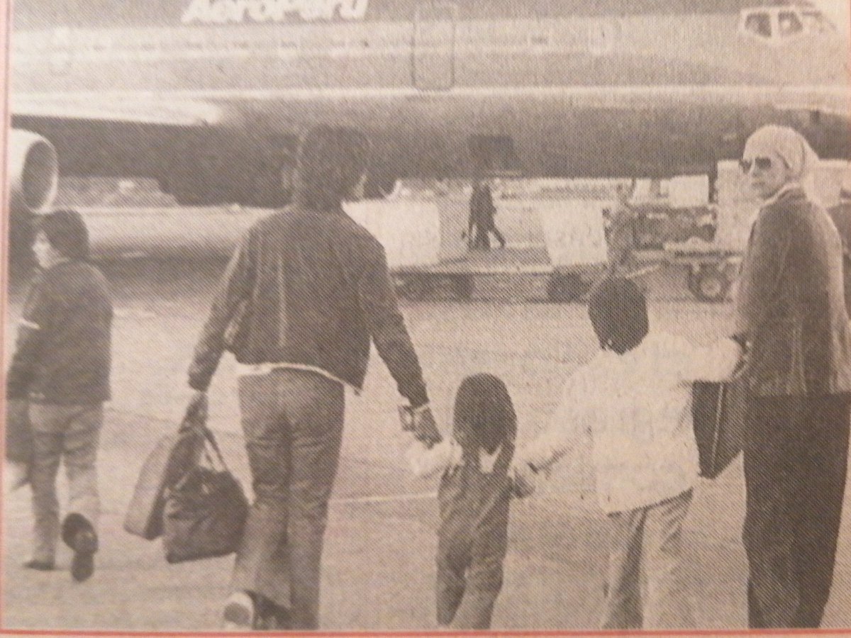 nachaguevara's tweet photo. En Agosto de 1974, tras varias y serias amenazas de la Triple A (Alianza Anticomunista Argentina), partio hacían el exilio Nacha Guevara con su marido y sus tres hijos.
Luego intento regresar en el 75, pero solo pudo quedarse aquí un mes

Fuente : @cronicaweb

#nuncamas https://t.co/n7aHoaul51