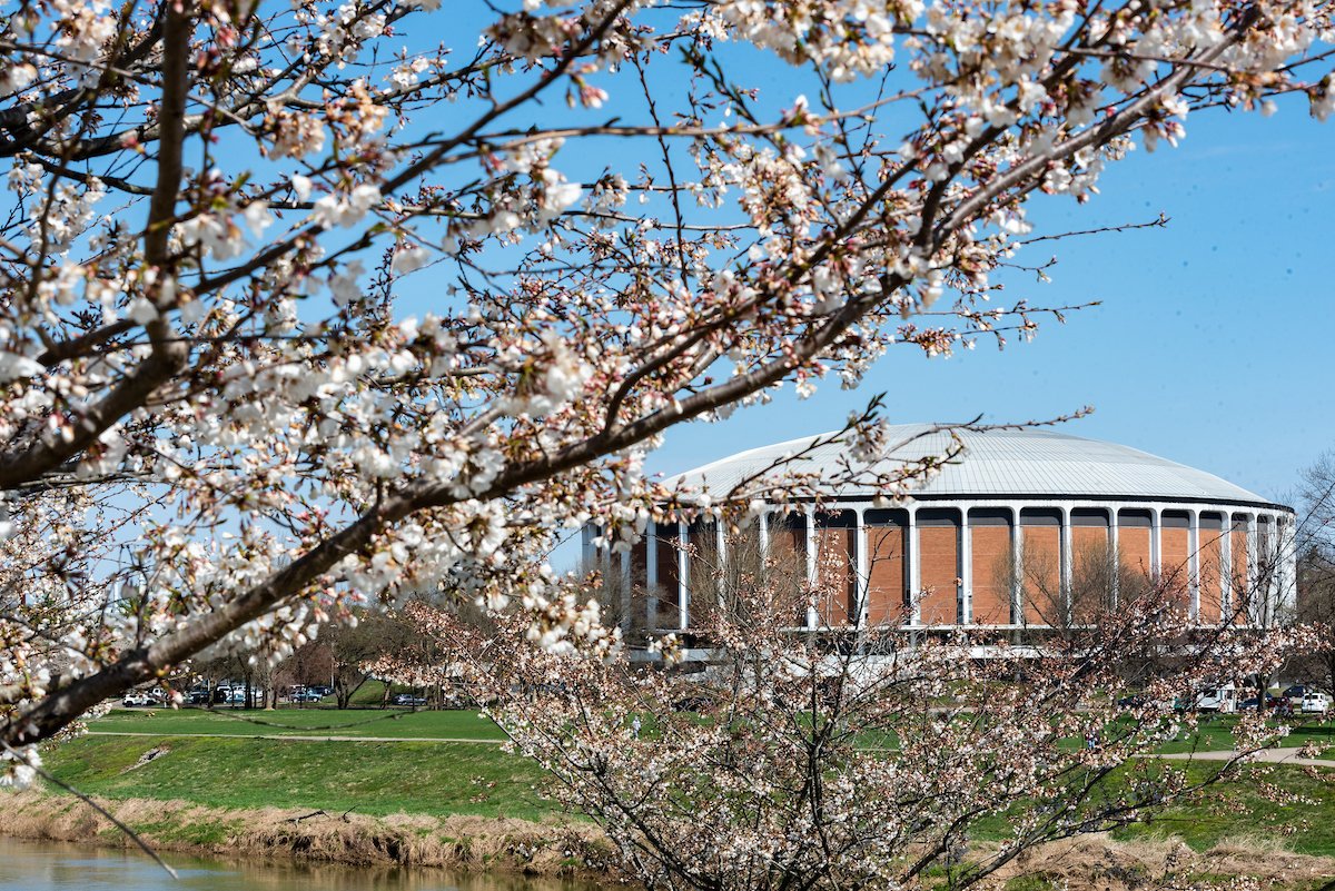 OHIO has updated its masking guidance relative to CDC community levels:

🔴High: Masks required in all indoor public spaces.
🟡Medium: Masks required in classrooms and other learning spaces. 
🟢Low: Masks are optional.

Details: ohio.edu/news/2022/03/o…