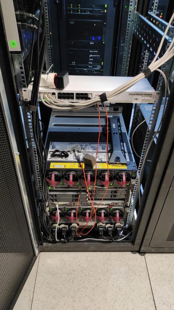 kayizerhosting's tweet photo. Hızımızı alamayıp network tarafını yenilemekle kalmayarak donanımlarımızı da yenilemeye başladık!
Tamamen Gen 8 seviyesinde sunuculardan oluşan yeni Blade cihazımız ile birlikte sizlere çok daha güçlü işlemciler ile kesintisiz hizmet vermeye devam ediyoruz. https://t.co/9SgCvbMvVn