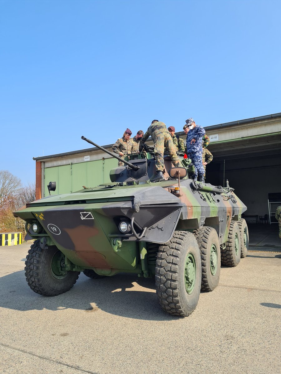 AndreasRFischer's tweet photo. #LGAN/#LGAI-Besuch bei #vonSechs und der 🟥2️⃣ten. Eine kl. Delegation des gemeinsamen Seminars "Tradition in der #Bundeswehr und Militärtraditionen im Vergleich" hat heute den StO #Eutin besucht um vor Ort die #goldgelb|e #Traditionspflege zu "erleben".
@FelixLotzin
@FueAkBwHH https://t.co/T9c3HLBdZK