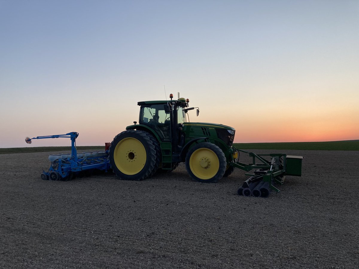 Semis de betteraves jour 4! Dernière parcelle plus que quelques tours!
Excellente conditions de semis malgré des terres mal hivernées! #ceuxquifontlesucre <a href="/Cristal_Union/">Cristal Union</a> #johndeere #DamsDeereFarm #agriculture #FrAgTw
