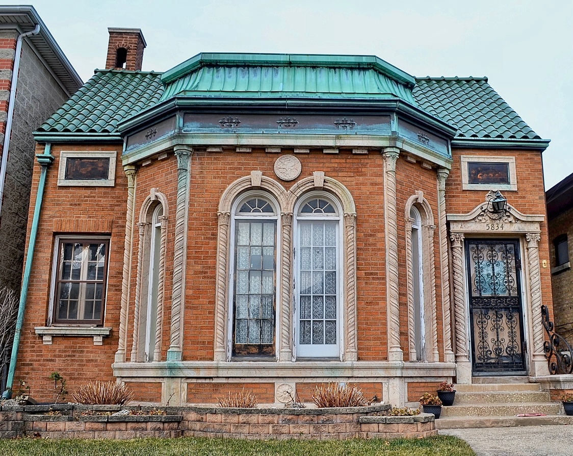 chi_geek's tweet photo. Located at 5834 W. Addison in Chicago’s Portage Park, this 1928 Spanish Revival residence was designed by architect Charles J. Grotz, who lived in nearby Logan Square. It was most likely built for George Herron, who I found living here in 1931, just 3 years after it was built. https://t.co/Ip0d8Hvs4V