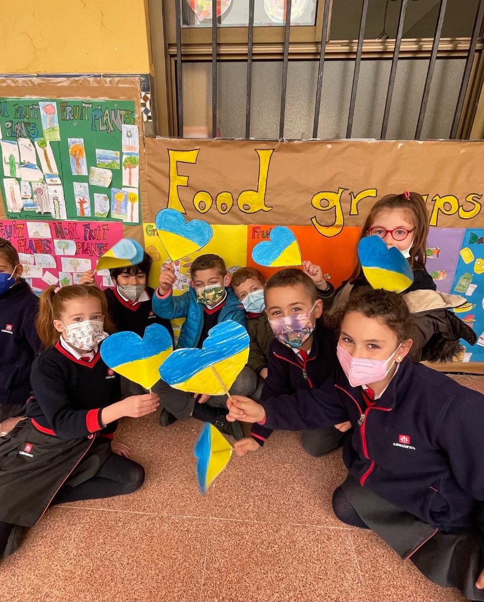 salesianotriana's tweet photo. Hoy nuestra Casa salesiana de Triana ha celebrado un acto por la paz en Ucrania para sumarnos a la ola de solidaridad ante tanta injusticia. ¡Unidos por la paz! #salesianos #salesianostriana #unidosporlapaz #salesianostrianaconucrania https://t.co/wBh5QowyCH