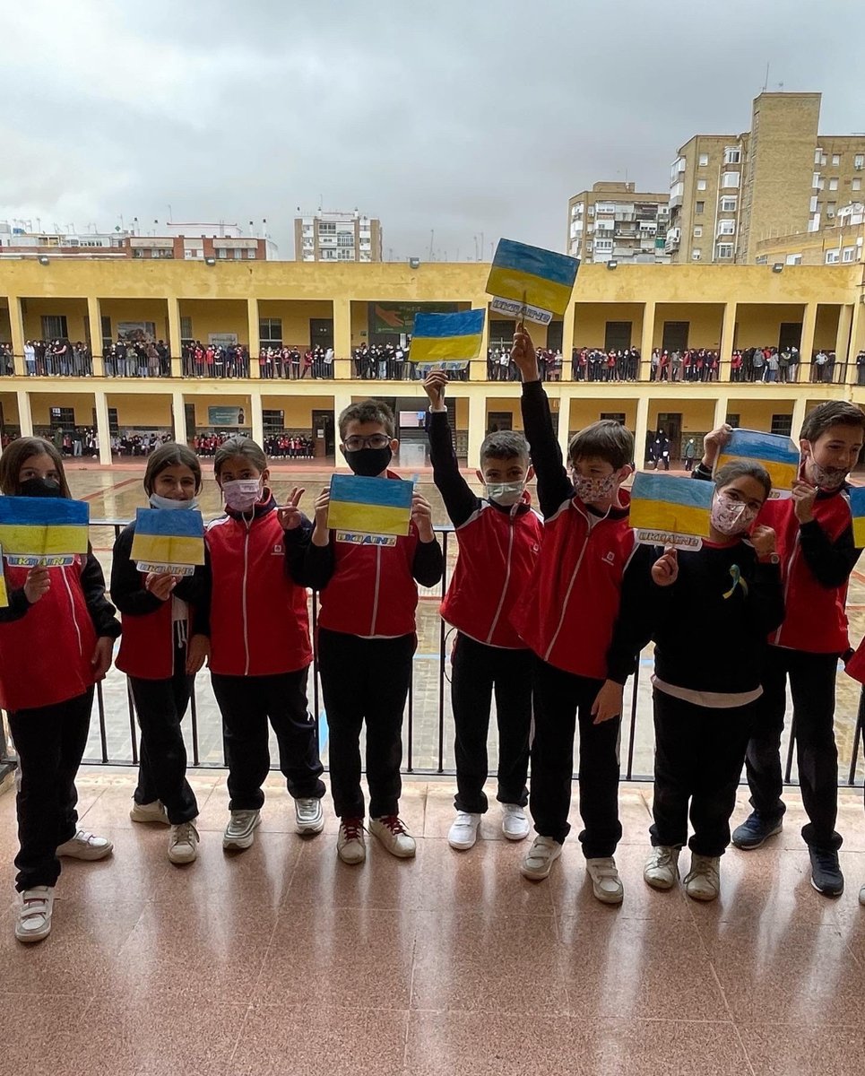 salesianotriana's tweet photo. Hoy nuestra Casa salesiana de Triana ha celebrado un acto por la paz en Ucrania para sumarnos a la ola de solidaridad ante tanta injusticia. ¡Unidos por la paz! #salesianos #salesianostriana #unidosporlapaz #salesianostrianaconucrania https://t.co/wBh5QowyCH