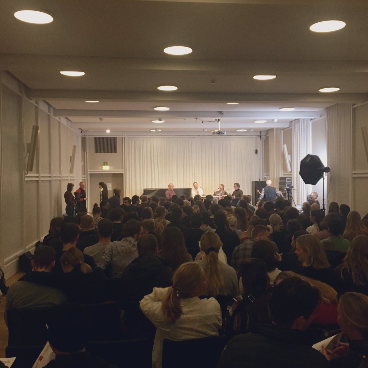 EftertrykMag's tweet photo. Den tredje udgave af #eftersyn er i gang - fuuuuuuuuuldt hus på @BiblioteketF - spørgsmålet er: “Hvad skal vi med økonomien?” 🎯💰💥🤔 https://t.co/ojDAXHqtTu