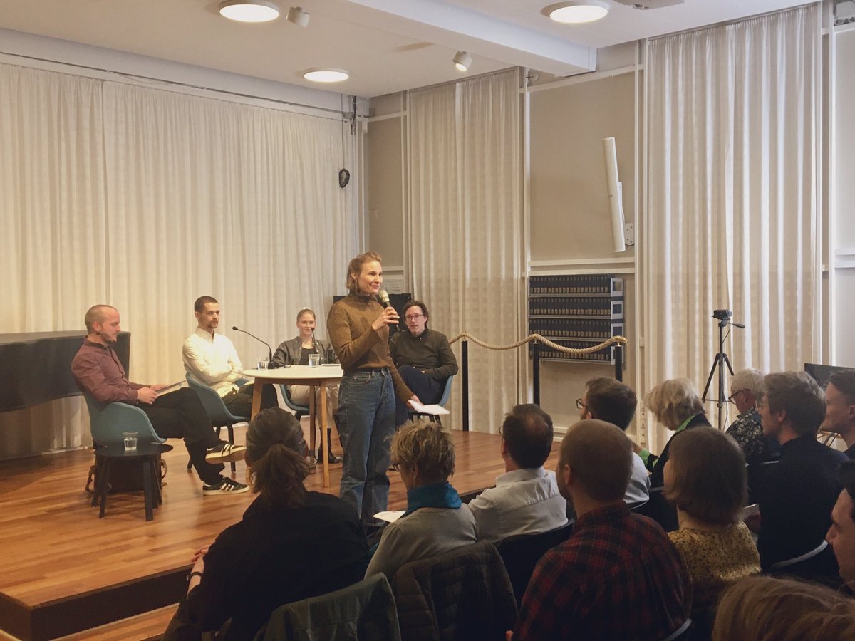 EftertrykMag's tweet photo. Den tredje udgave af #eftersyn er i gang - fuuuuuuuuuldt hus på @BiblioteketF - spørgsmålet er: “Hvad skal vi med økonomien?” 🎯💰💥🤔 https://t.co/ojDAXHqtTu
