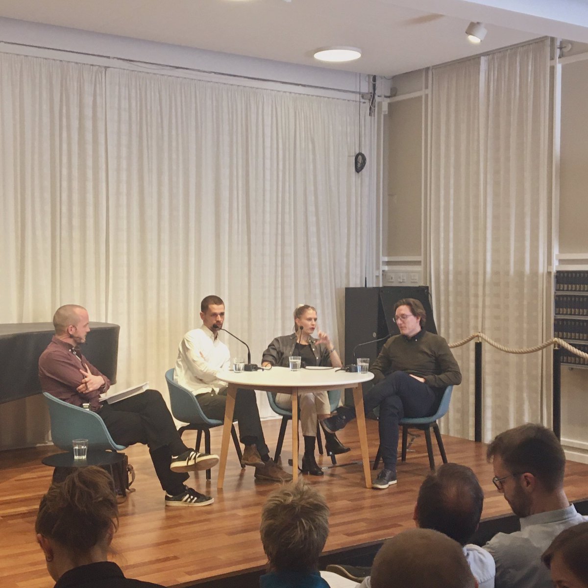 EftertrykMag's tweet photo. Den tredje udgave af #eftersyn er i gang - fuuuuuuuuuldt hus på @BiblioteketF - spørgsmålet er: “Hvad skal vi med økonomien?” 🎯💰💥🤔 https://t.co/ojDAXHqtTu