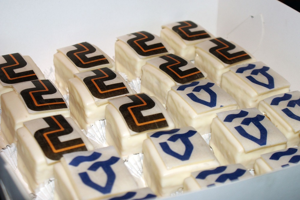 Vandaag is de persleiding in #Emmen officieel opgeleverd. Herman Reinten (directeur #ReintenInfra) heeft in het bijzijn van Erik Lievers de persleiding weer officieel overgedragen aan ons. vechtstromen.nl/projecten/actu…