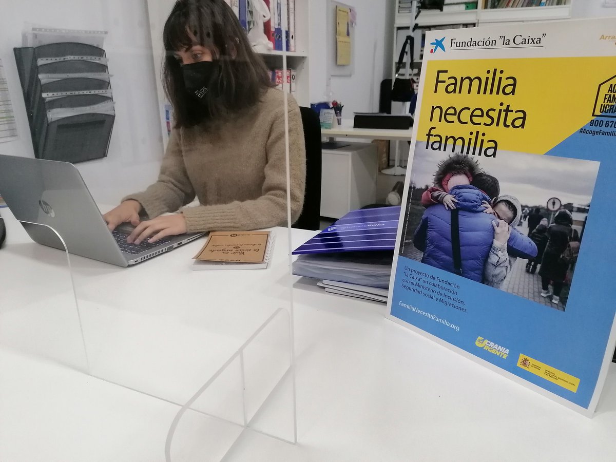 ArrabalAID's tweet photo. Nos unimos a #AcogeFamiliaUcrania, iniciativa innovadora de @FundlaCaixa en colaboración con @inclusiongob que las entidades @funddonbosco, @HogarAbierto y @ArrabalAID desarrollarán en #Málaga. Oportunidad única para mostrar la hospitalidad de las familias malagueñas de acogida. https://t.co/WN9kOZ6Yd6