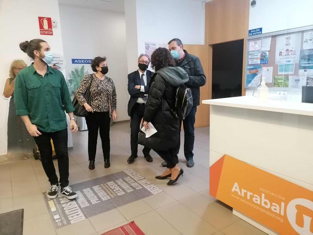 ArrabalAID's tweet photo. Nos unimos a #AcogeFamiliaUcrania, iniciativa innovadora de @FundlaCaixa en colaboración con @inclusiongob que las entidades @funddonbosco, @HogarAbierto y @ArrabalAID desarrollarán en #Málaga. Oportunidad única para mostrar la hospitalidad de las familias malagueñas de acogida. https://t.co/WN9kOZ6Yd6