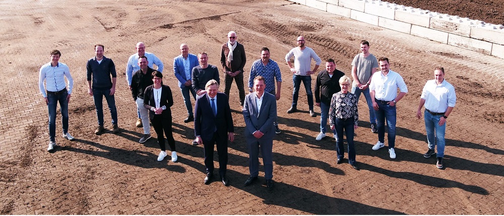 Vechtstromen's tweet photo. Vandaag is de persleiding in #Emmen officieel opgeleverd. Herman Reinten (directeur #ReintenInfra) heeft in het bijzijn van Erik Lievers de persleiding weer officieel overgedragen aan ons. https://t.co/fpb6RCETXs https://t.co/57yBDnxXD4