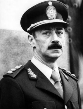 Adoctrinó a las masas, persiguió opositores, controló a la prensa y tenía una amante de 14 años
El otro es Videla.