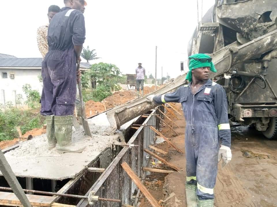 Manlike_ED's tweet image. 🚧 19.1km Oyigbo-Okoloma Federal Road in Oyigbo LGA of Rivers State abandoned by Federal Government.

The Government of Mr. Projects, #GovWike𓃵 once again, intervened. Works on the road is progressing, will be completed and commissioned soon.

Good roads everywhere in R/S.