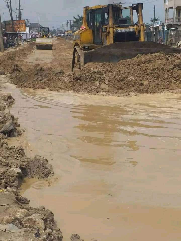 Manlike_ED's tweet image. 🚧 19.1km Oyigbo-Okoloma Federal Road in Oyigbo LGA of Rivers State abandoned by Federal Government.

The Government of Mr. Projects, #GovWike𓃵 once again, intervened. Works on the road is progressing, will be completed and commissioned soon.

Good roads everywhere in R/S.