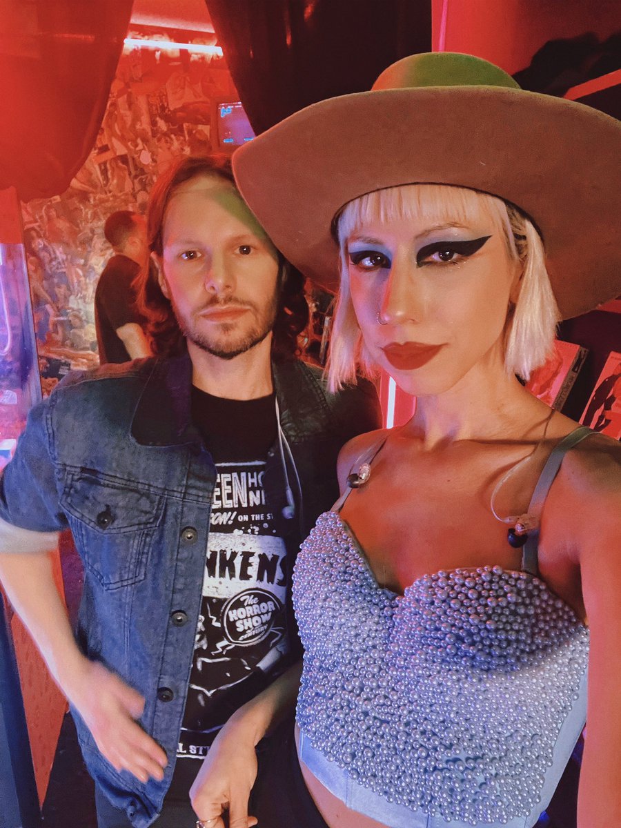 Whitneytai's tweet photo. 👽💫🎸 thank you LA https://t.co/1yYwHef1Mh