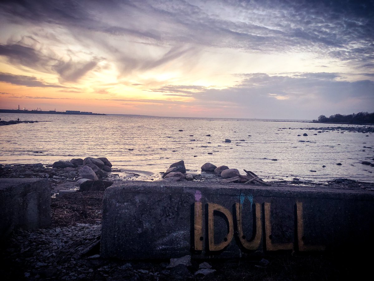 Samuheino's tweet photo. Uskaltauduin tänään ekaan ryhmäpyöräilyyn. Gravelia sosiaalisella vauhdilla ja no drop. Oli kyllä hauskaa. Aika mutasta ”soraa” oli Paljassaaressa tarjolla ja komeat maisemat. #wolfpacking #coffeeride #idylli #idüll https://t.co/MMZgAqxwty