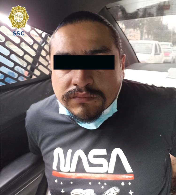 Compañeros de <a href="/SSC_CDMX/">SSC CDMX</a> y <a href="/SEMAR_mx/">SEMAR México</a>, en <a href="/TuAlcaldiaGAM/">Alcaldía Gustavo A. Madero</a>, aseguraron a dos personas; una de ellas, integrante de una célula delictiva dedicada al secuestro, extorsión y narcomenudeo principalmente en la Zona Centro de la CDMX; el detenido operaba en la #CDMX y #EDOMEX.