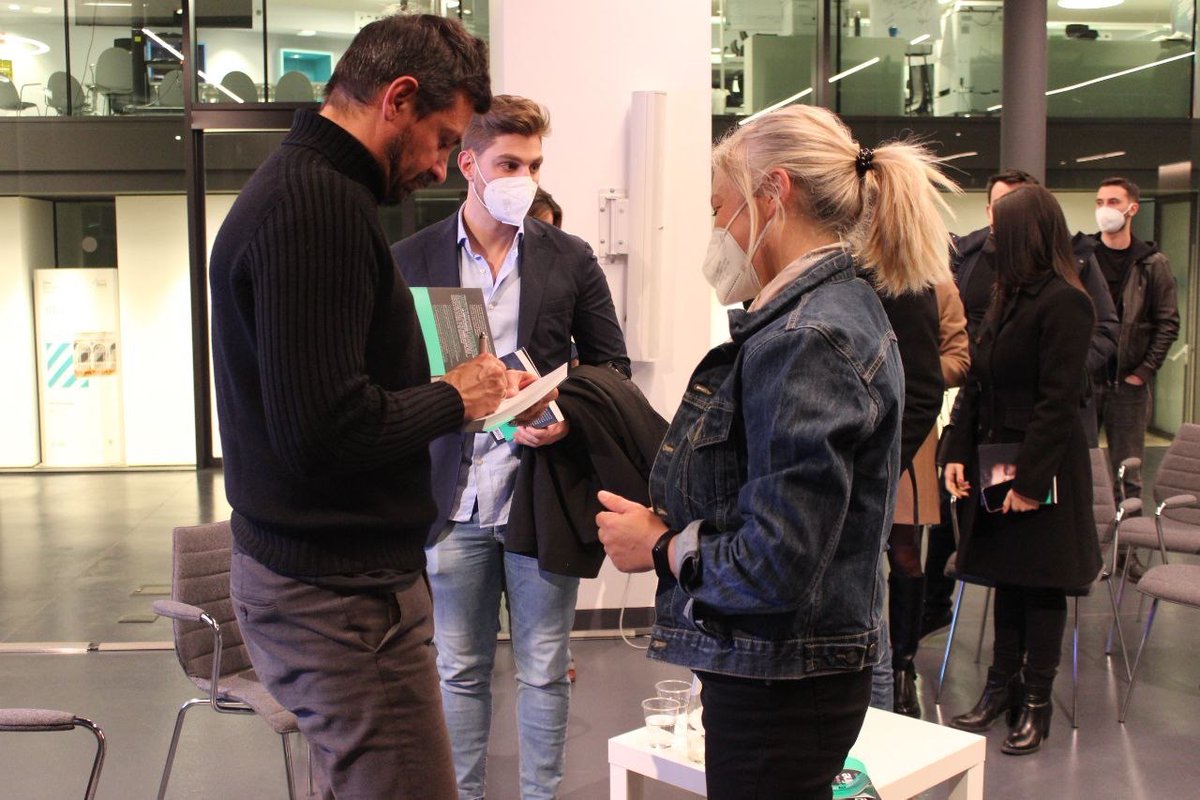 OscardiMontigny's tweet photo. Grato per il bellissimo momento di condivisione di ieri sera organizzato da #FDO #ForDisruptorsOnly a @MilanoLUISSHub. Una serata magica a tema #GratiTUdine, la rivoluzione necessaria (https://t.co/Rzi3FcAsoD).
#Bookowski https://t.co/SUKExZe4tr