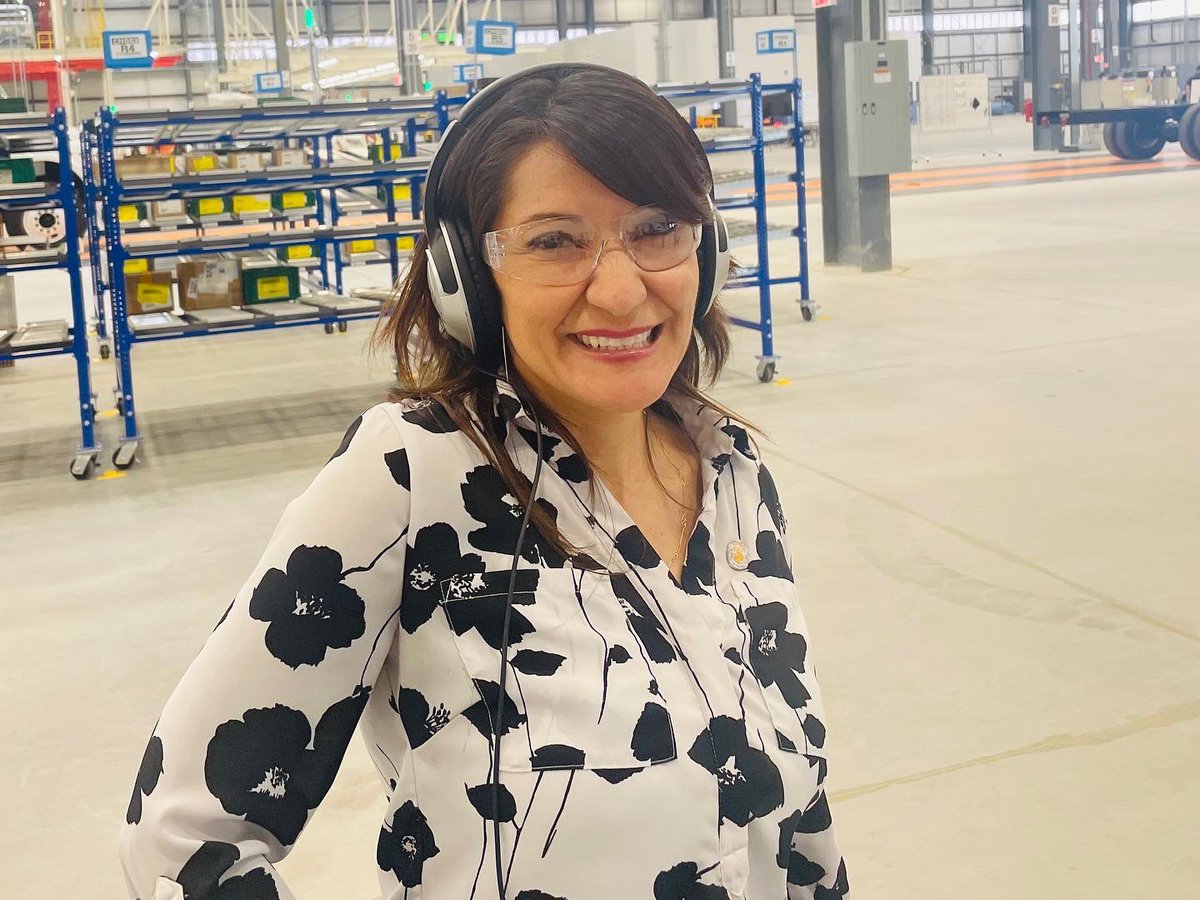 melissaforsa's tweet photo. Welcome to San Antonio, Navistar! 

This is a great opportunity! 600 new manufacturing jobs &amp; a boost to our economy.

I got a chance to tour the new facility &amp; welcome our new corporate neighbors. The rigs are already in production! Businesses know SA is the place to be.👏🏼 https://t.co/xQXrrQsima