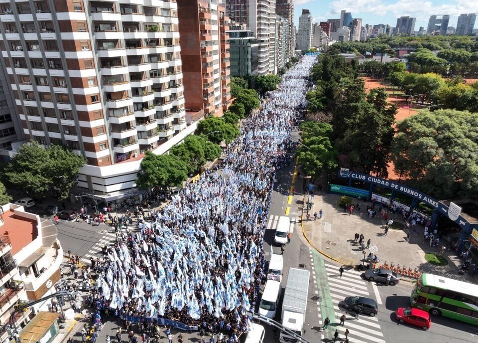 Libertador_ARG's tweet photo. ¿De que trabaja esta gente? https://t.co/oW0EsRNpEG