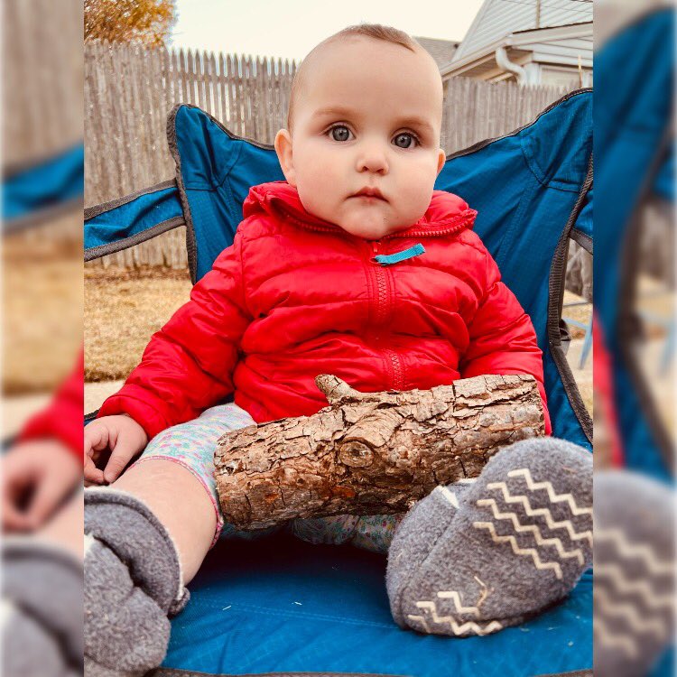 MsDarcyFarrow's tweet photo. ~ my brother sent me this photo of my niece and all I could think was “one day my log will have something to say about this” 

👀🪵🦉🌲☕️❤️

#TwinPeaks #TheLogLady #Homage 

cc @DAVID_LYNCH @Kyle_MacLachlan https://t.co/4xUk9ajbj7